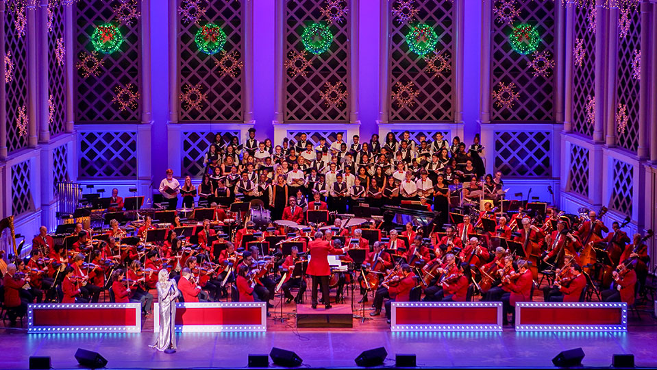 John Morris Russell and the Cincinnati Pops enjoying applause